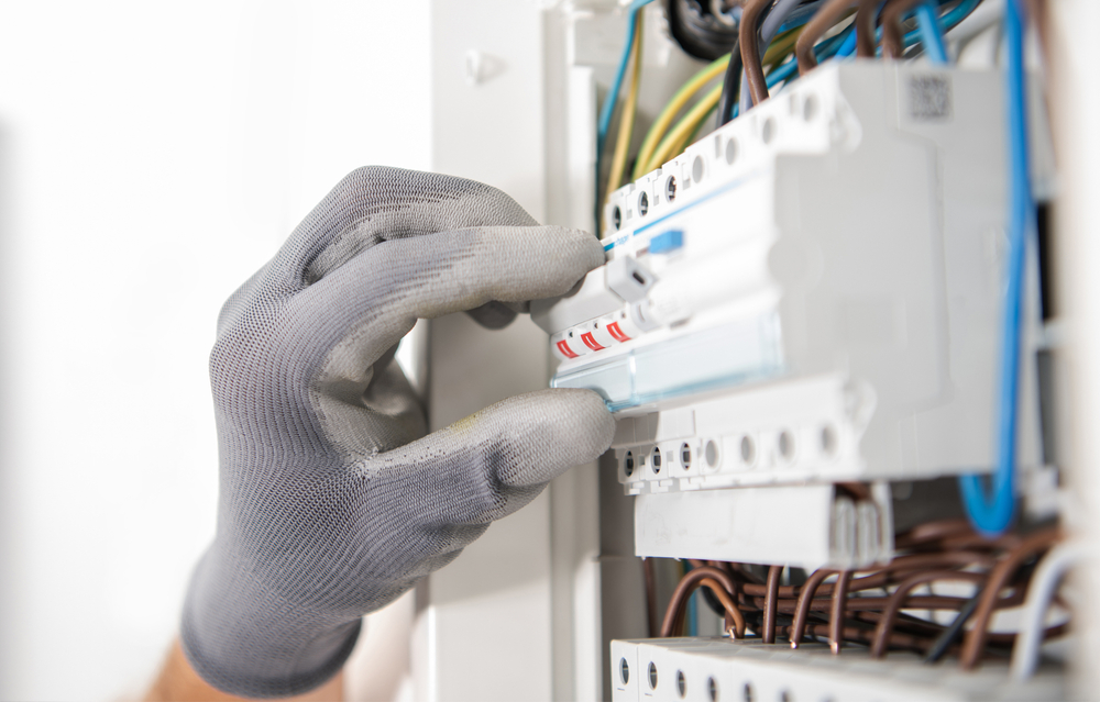 elektriker kontrolliert sicherungskasten