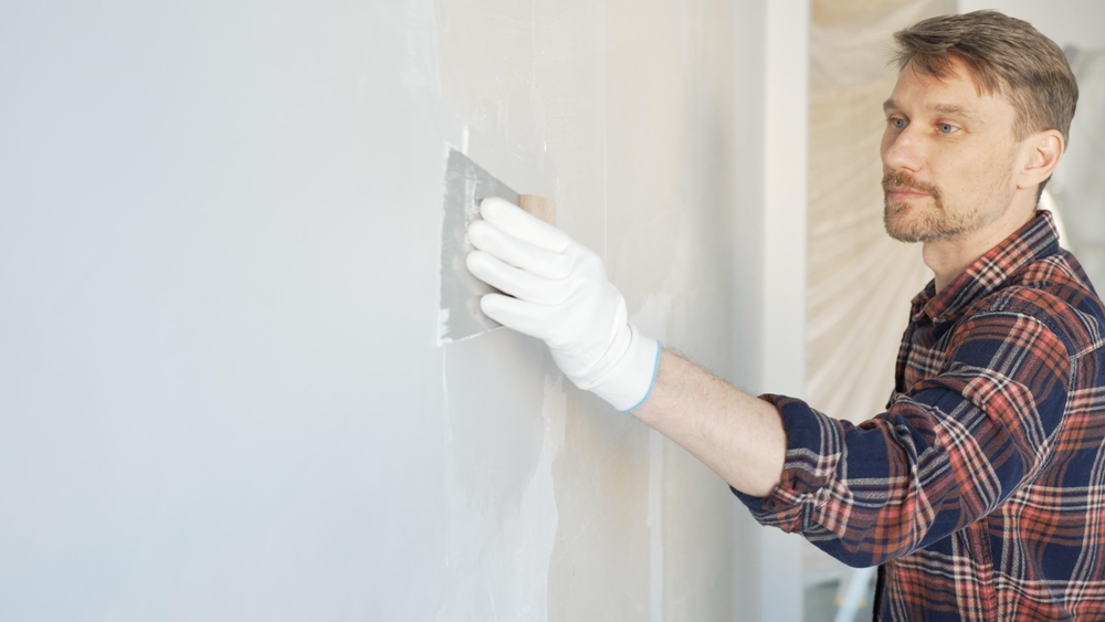 spachtelmasse auf tapete auftragen